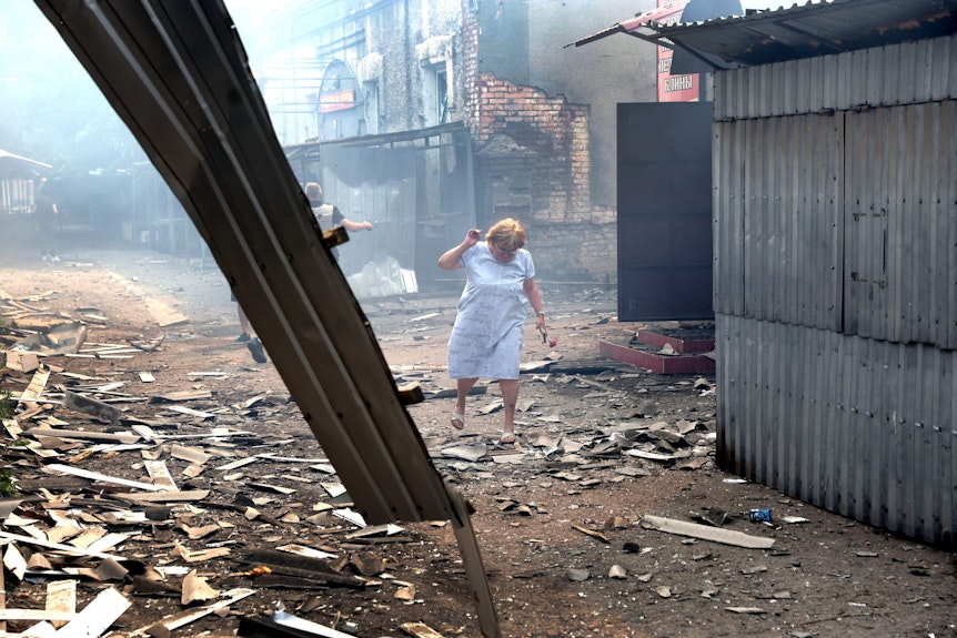 Eine Bewohnerin im Nachthemd läuft durch Trümmer nach der russischen Attacke auf ein Shopping-Center in Sloviansk am 3. Juli.
