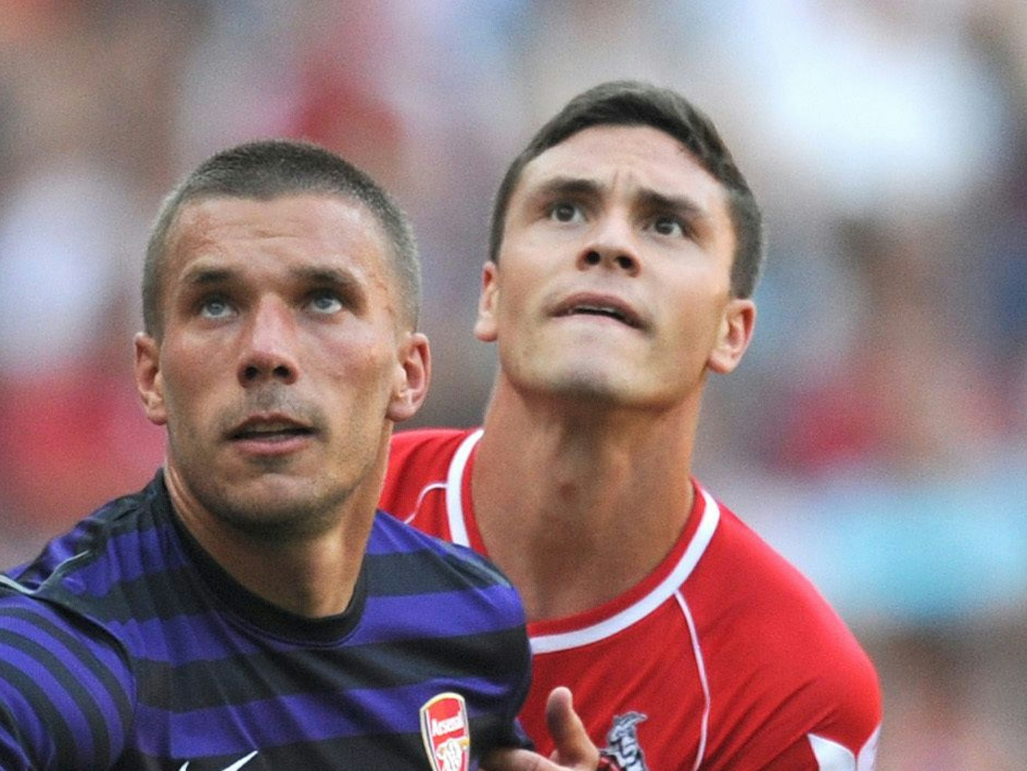 Jonas Hector deckt seinen Gegenspieler Lukas Podolski von Arsenal.