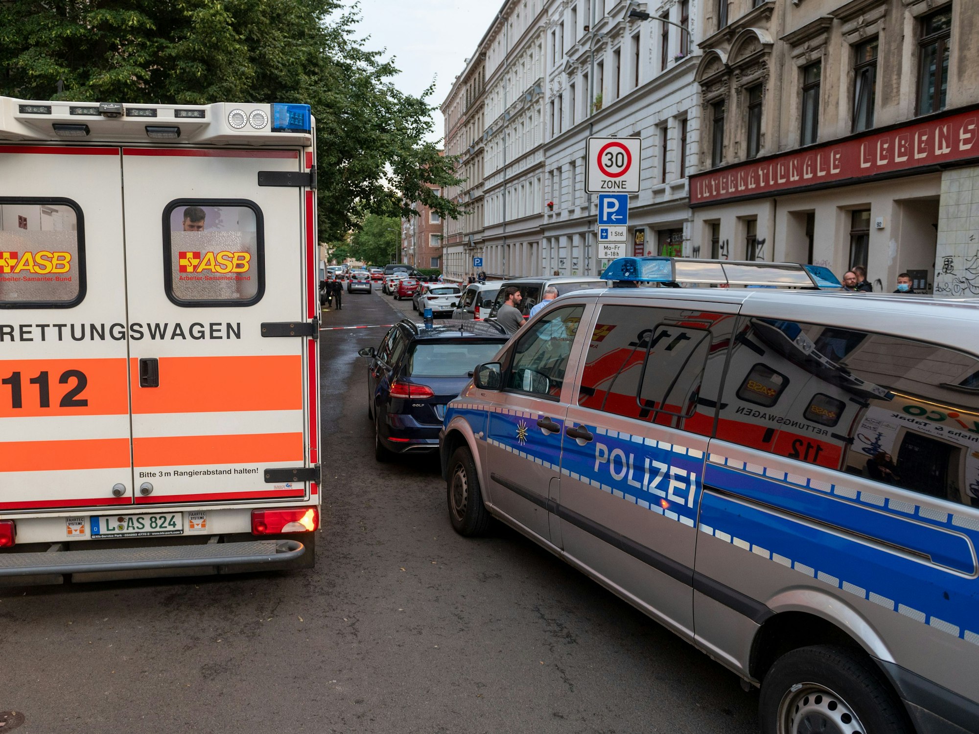 Ein Rettungswagen und ein Polizeifahrzeug stehen auf einer Straße bei einem Einsatz am 15. Juli 2021 in Leipzig.