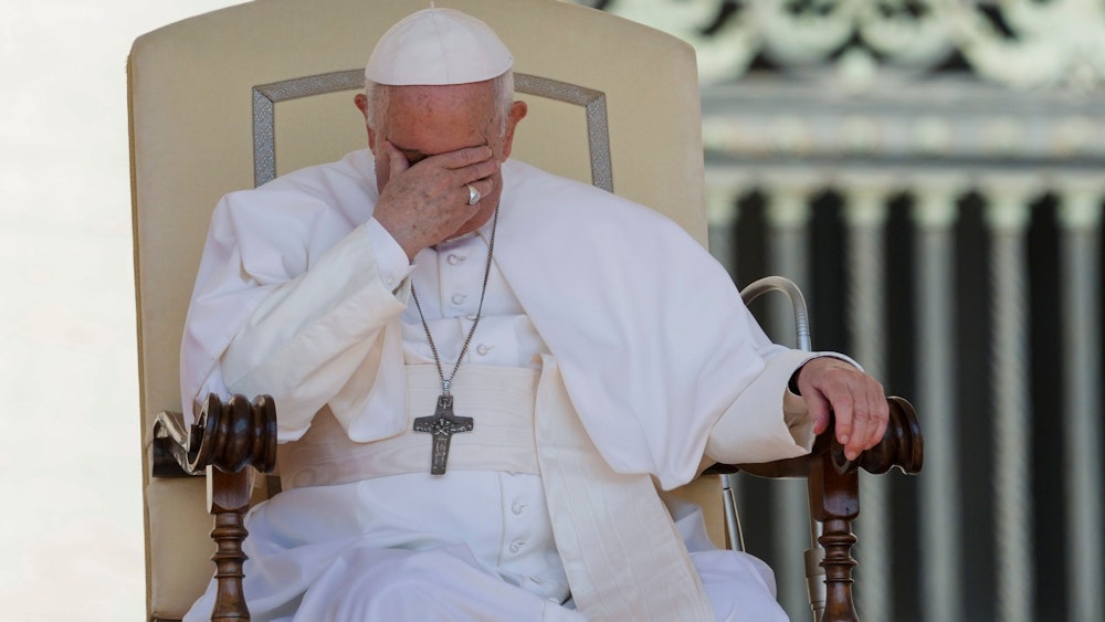 Papst Franziskus legt seinen Kopf in die Hand bei seiner wöchentlichen Generalaudienz auf dem Petersplatz im Vatikan am 15. Juni 2022.