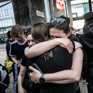 Zwei Menschen umarmen sich vor dem Einkaufszentrum Fields in Kopenhagen, Dänemark.