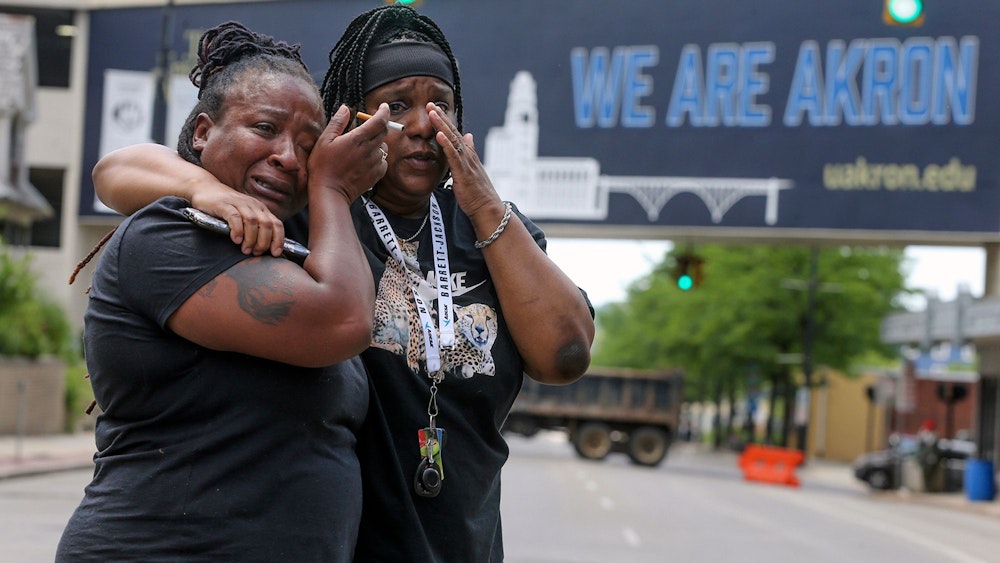 Sandra Dees (l) und Marquita Carter weinen vor dem Harold K. Stubbs Justice Center in Akron, Ohio, nachdem sie die Aufnahmen der Körperkamera von Jayland Walkers tödlicher Erschießung durch die Polizei von Akron gesehen haben.