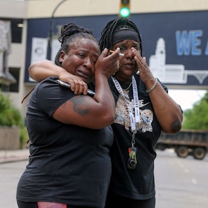 Sandra Dees (l) und Marquita Carter weinen vor dem Harold K. Stubbs Justice Center in Akron, Ohio, nachdem sie die Aufnahmen der Körperkamera von Jayland Walkers tödlicher Erschießung durch die Polizei von Akron gesehen haben.