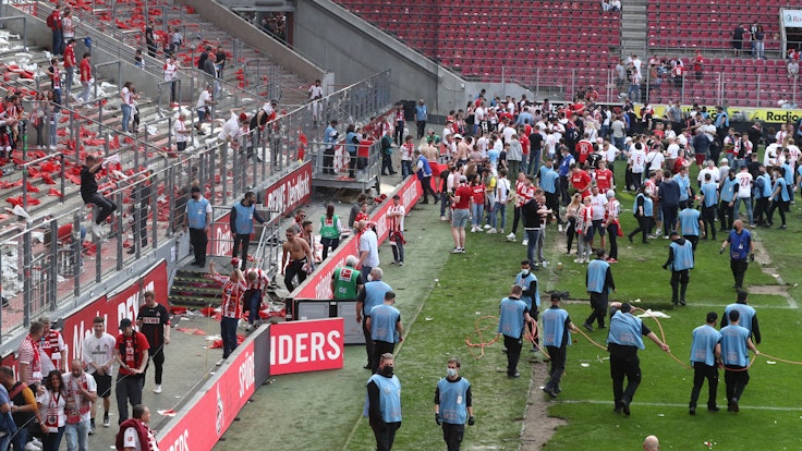 Fans des 1. FC Köln im Strafraum bei den Feierlichkeiten.