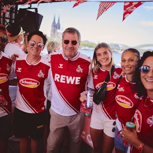 Die Delegation des 1. FC Köln auf der CSD-Parade in Köln