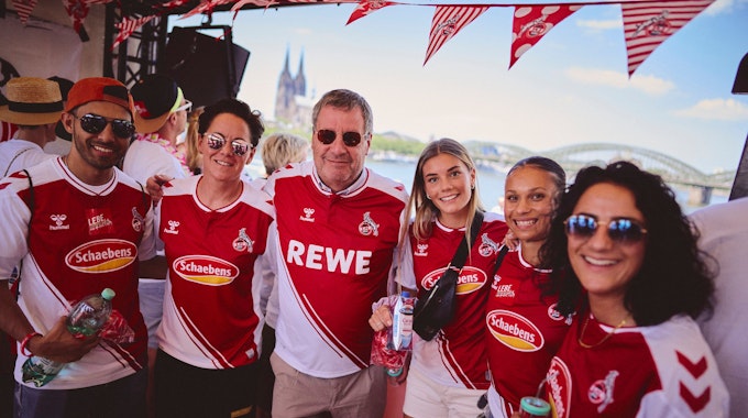 Die Delegation des 1. FC Köln auf der CSD-Parade in Köln