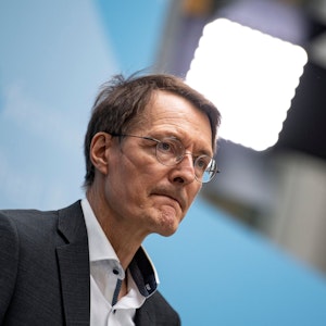 Bundesgesundheitsminister Karl Lauterbach (SPD) einigte sich mit den Vertretern der Kassenärztlichen Vereinigung. Das Foto zeigt ihn am 1. Juli 2022 bei einer Pressekonferenz in Berlin.