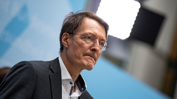Bundesgesundheitsminister Karl Lauterbach (SPD) einigte sich mit den Vertretern der Kassenärztlichen Vereinigung. Das Foto zeigt ihn am 1. Juli 2022 bei einer Pressekonferenz in Berlin.