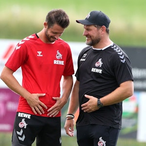 Mark Uth und Steffen scherzen im Training des 1. FC Köln.
