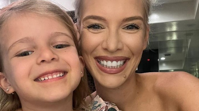 Das Selfie mit ihrer Tochter Arielle lud „Goodbye Deutschland“-Teilnehmerin Oksana Kolenitchenko am 27. März 2022 auf Instagram hoch.