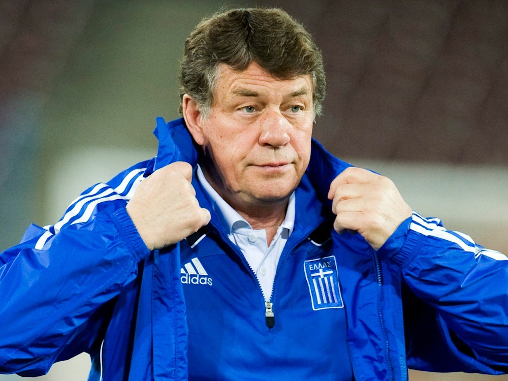 Otto Rehhagel trägt eine blaue Trainingsjacke der griechischen Nationalmannschaft.