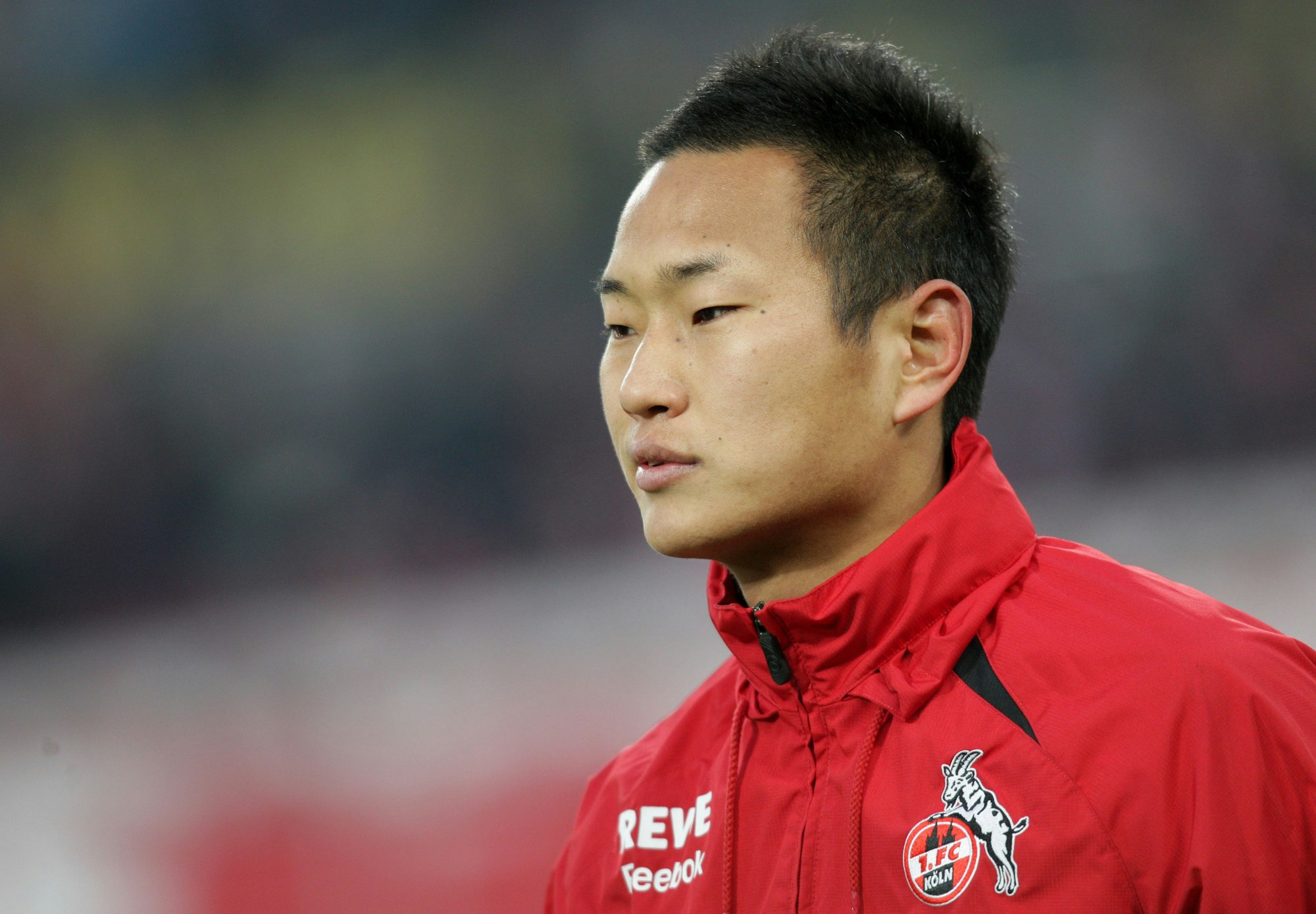 Chong Tese trägt eine Trainingsjacke vom 1. FC Köln.