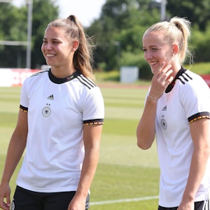 Lena Oberdorf und Lea Schüller lachen in die Kamera.