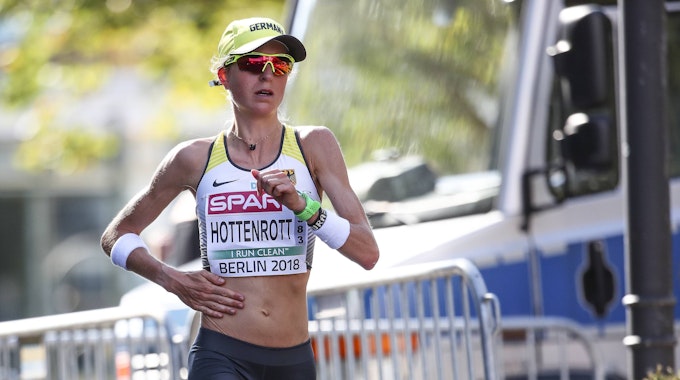 Laura Hottenrott (Deutschland) läuft mit Sonnebrille und Mütze.