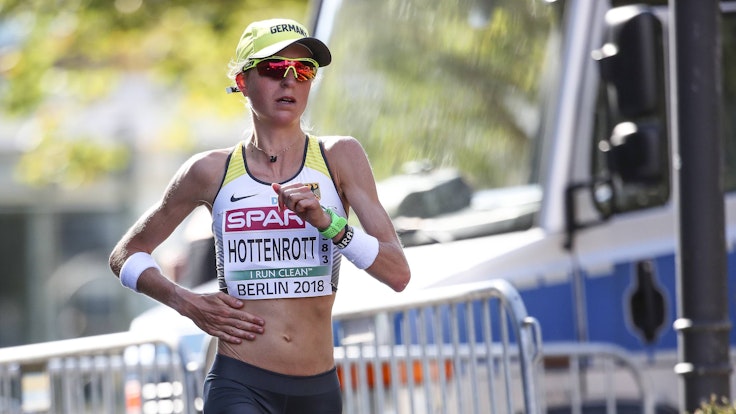 Laura Hottenrott (Deutschland) läuft mit Sonnebrille und Mütze.