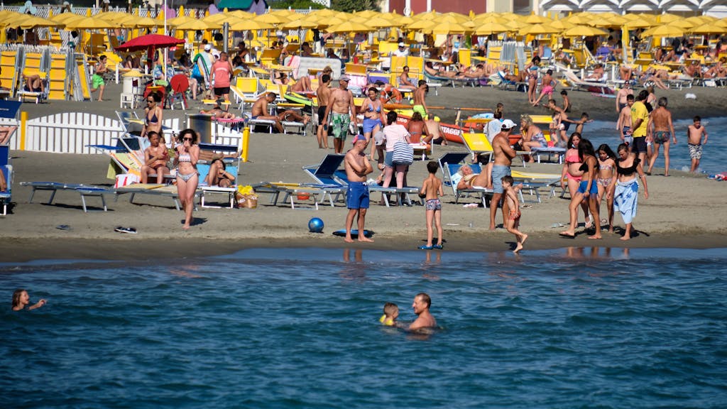 Die Sommersaison ist eröffnet und die Strände in Italien füllen sich. Das Foto von 2020 zeigt Badegäste an den Stränden von Ostia.