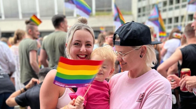 Sarah und Ida, ein lesbisches Pärchen aus Köln, waren 2022 das erste Mal als Regenbogenfamilie auf der CSD-Parade in Köln.