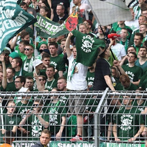 Werder-Fans stehen im Gästeblock und tragen Anti-Nazi-Shirts.
