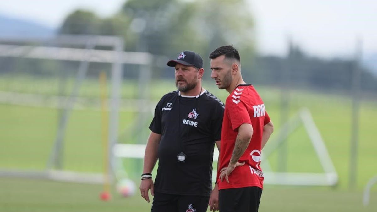 Steffen Baumgart und Sargis Adamyan stehen gemeinsam auf dem Trainingsplatz.