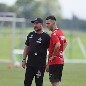 Steffen Baumgart und Sargis Adamyan stehen gemeinsam auf dem Trainingsplatz.