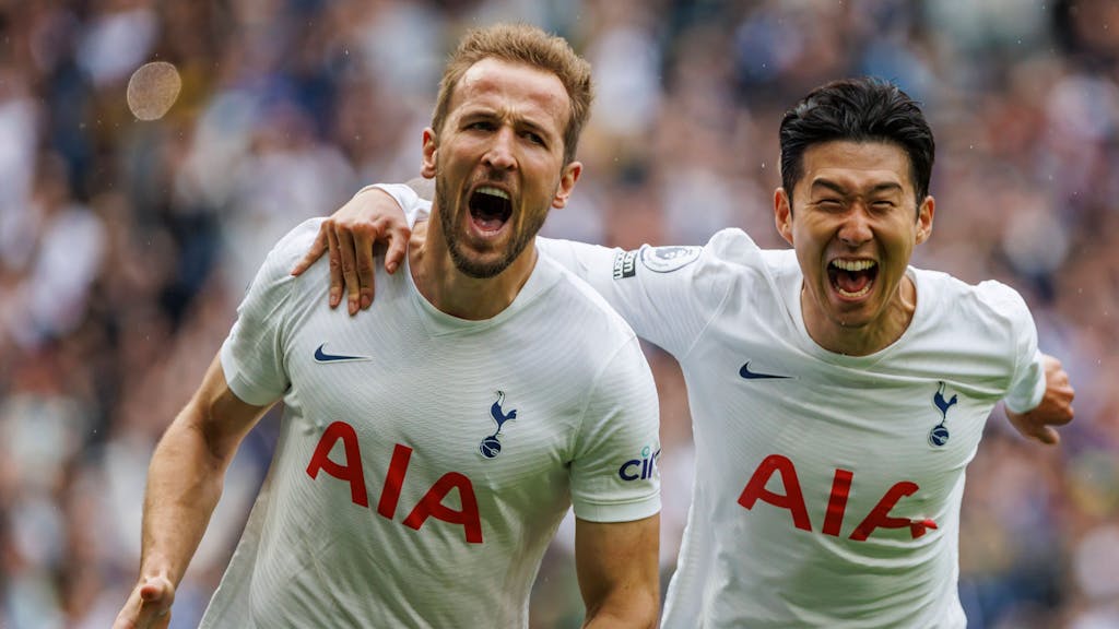 Tottenhams Harry Kane und Heung-Min Son jubeln zusammen über ein Tor gegen Burnley.