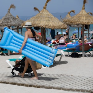 Menschen sonnen sich am Strand von Arenal auf Mallorca.