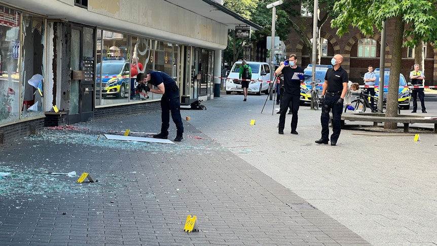 Die Polizei nimmt nach der Explosion in Oberhausen Spuren.