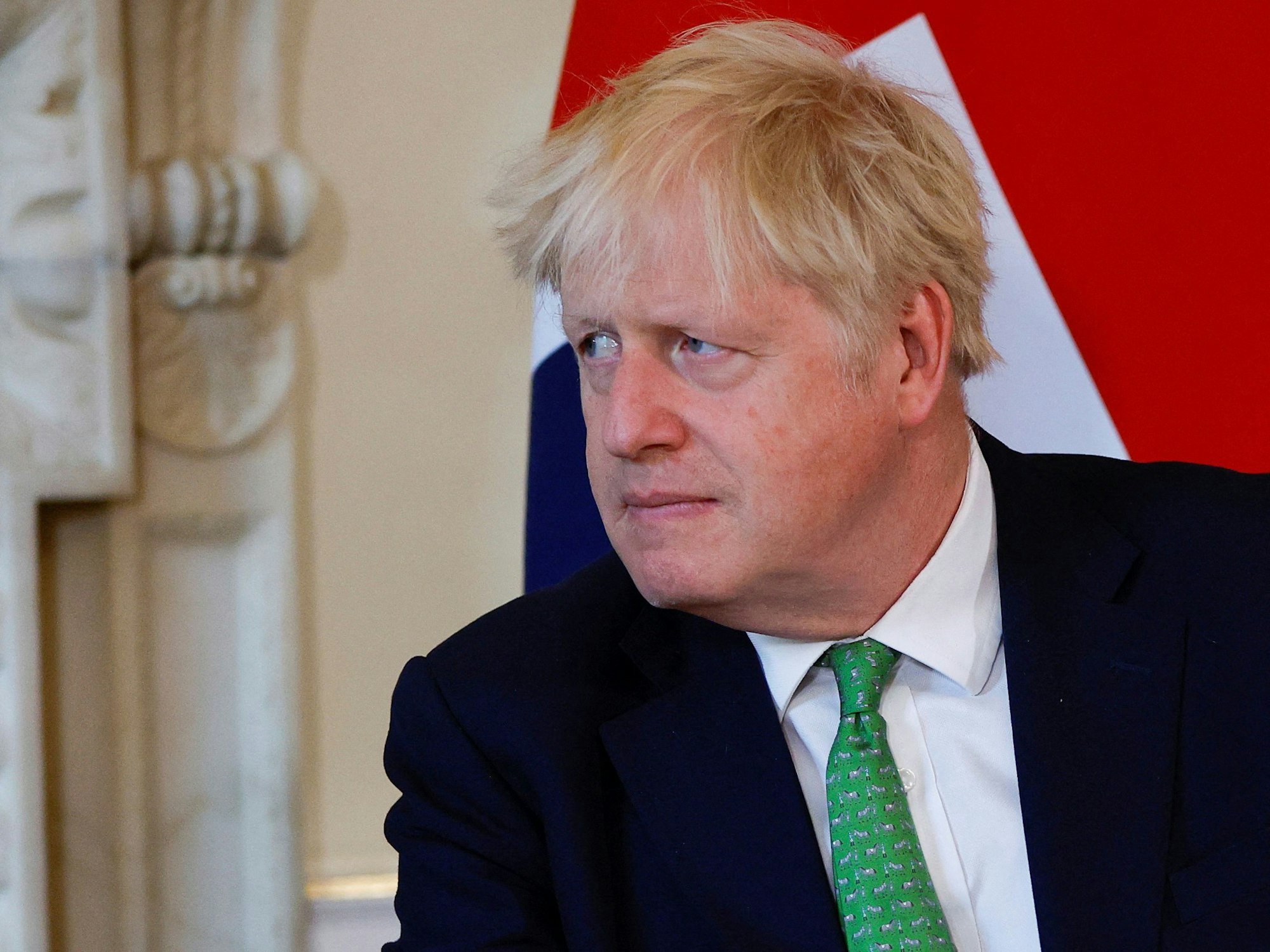 Boris Johnson, Premierminister von Großbritannien, hört zu bei einem Treffen in der 10 Downing Street mit der neuseeländischen Premierminister Ardern.