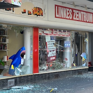 Nach einer Explosion in Oberhausen liegen Glasscherben auf dem Boden. Bei der Detonation in der Innenstadt sind in der Nacht zum Dienstag das Parteibüro der Linken und mehrere Geschäfte erheblich beschädigt worden.