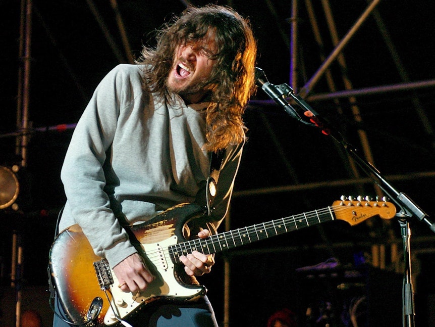 John Frusciante, Gitarrist der US-Band Red Hot Chili Peppers, steht auf der Bühne.