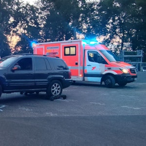 Ein Abschleppunternehmen und Rettungskräfte im Einsatz nach dem Unfall am Fühlinger See.