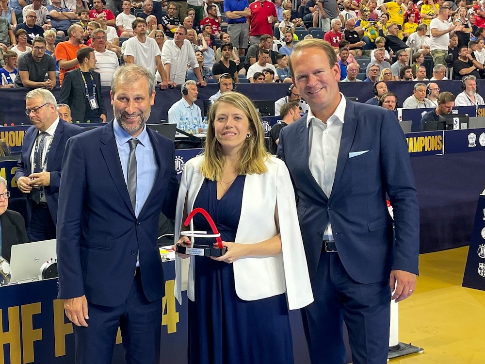 Arena-Geschäftsführer Stefan Löcher nutzte die Halbzeitpause des Finalspiels, um David Szlezak, Geschäftsführer der EHF Marketing GmbH, und Lisa Wiederer, Director Events der EHF Marketing GmbH, den Sold-Out-Award der Lanxess-Arena zu überreichen.