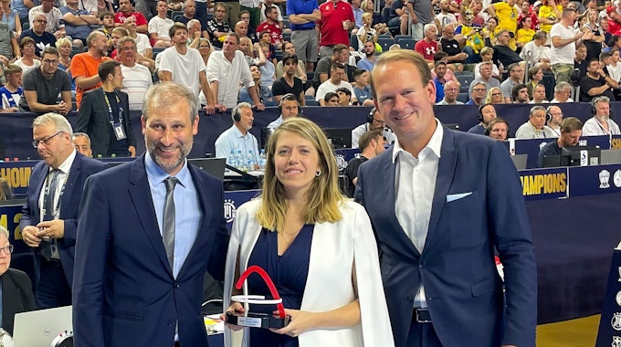 Arena-Geschäftsführer Stefan Löcher nutzte die Halbzeitpause des Finalspiels, um David Szlezak, Geschäftsführer der EHF Marketing GmbH, und Lisa Wiederer, Director Events der EHF Marketing GmbH, den Sold-Out-Award der Lanxess-Arena zu überreichen.