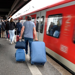 Fahrgäste drängen sich am Eingang eines Regionalzuges