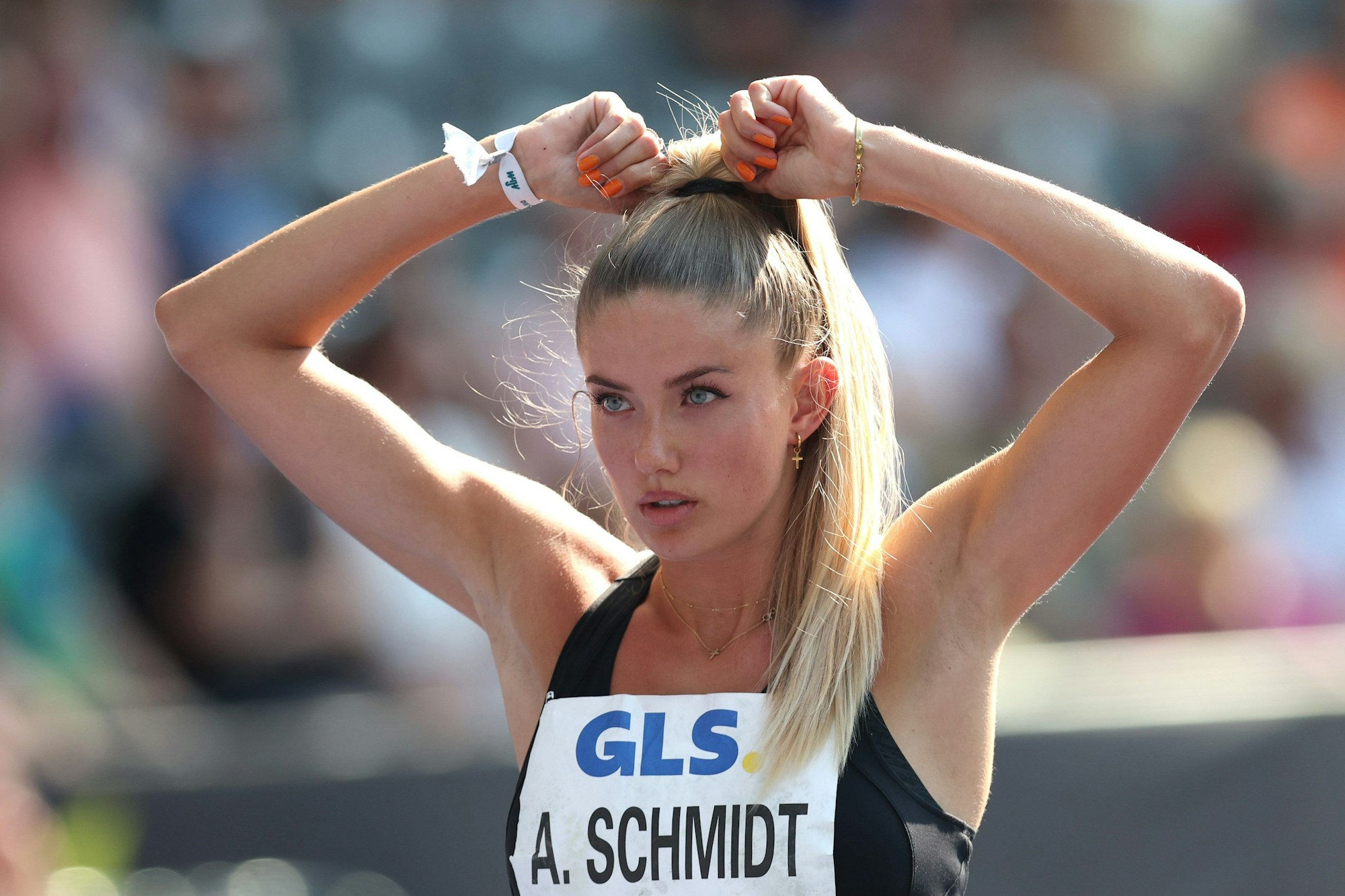 Alica Schmidt macht sich die Haare vor einem Lauf.
