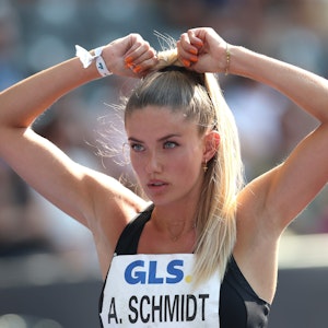 Alica Schmidt fasst sich vor einem Lauf in die Haare.