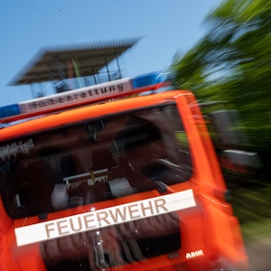 Ein Wasserrohrbuch beschäftigt am Freitag (15. Juli) die Einsatzkräfte in Köln. Unser Symbolfoto eines Feuerwehrwagens wurde im Juni in Köln aufgenommen.
