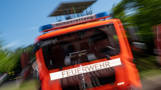 Ein Wasserrohrbuch beschäftigt am Freitag (15. Juli) die Einsatzkräfte in Köln. Unser Symbolfoto eines Feuerwehrwagens wurde im Juni in Köln aufgenommen.