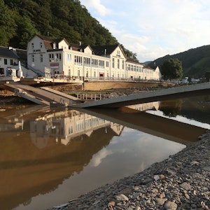 Im Landkreis Ahrweiler liegt eine zerstörte Brücke in der Ahr.