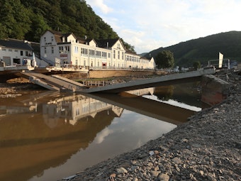 Im Landkreis Ahrweiler liegt eine zerstörte Brücke in der Ahr.