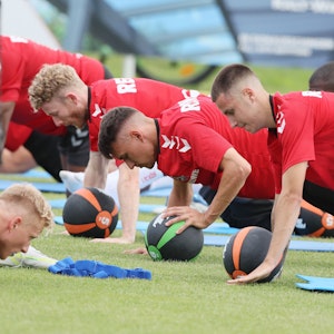 Denis Huseinbasic (r., hier am 4. Juli 2022) schuftet im Trainingslager des 1. FC Köln in Donaueschingen.
