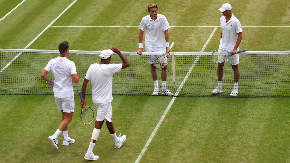 Dicke Luft in Wimbledon beim Doppel-Viertelfinale zwischen Rajeev Ram (v.r.) und Joe Salisbury (v.l.) sowie Nicolas Mahut und Édouard Roger-Vasselin (r.). Hier verabschieden sich die Tennis-Profis nach dem Spiel.