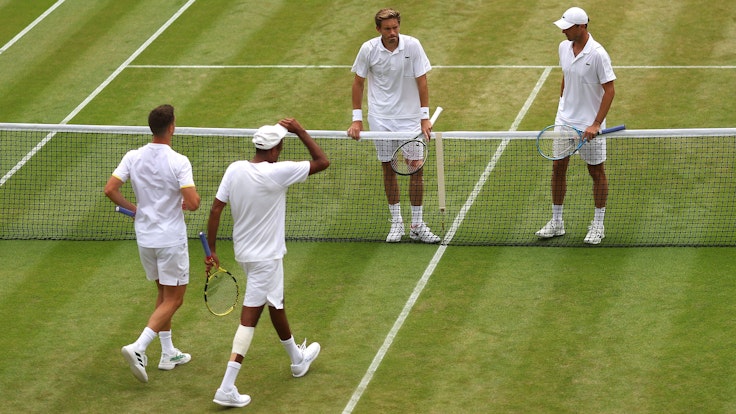 Dicke Luft in Wimbledon beim Doppel-Viertelfinale zwischen Rajeev Ram (v.r.) und Joe Salisbury (v.l.) sowie Nicolas Mahut und Édouard Roger-Vasselin (r.). Hier verabschieden sich die Tennis-Profis nach dem Spiel.