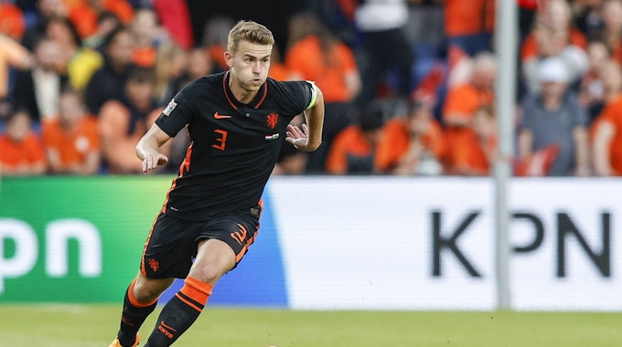 Matthijs de Ligt mit dem Ball am Fuß im Trikot der niederländischen Nationalmannschaft.