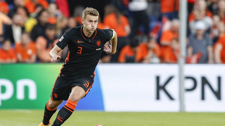 Matthijs de Ligt mit dem Ball am Fuß im Trikot der niederländischen Nationalmannschaft.