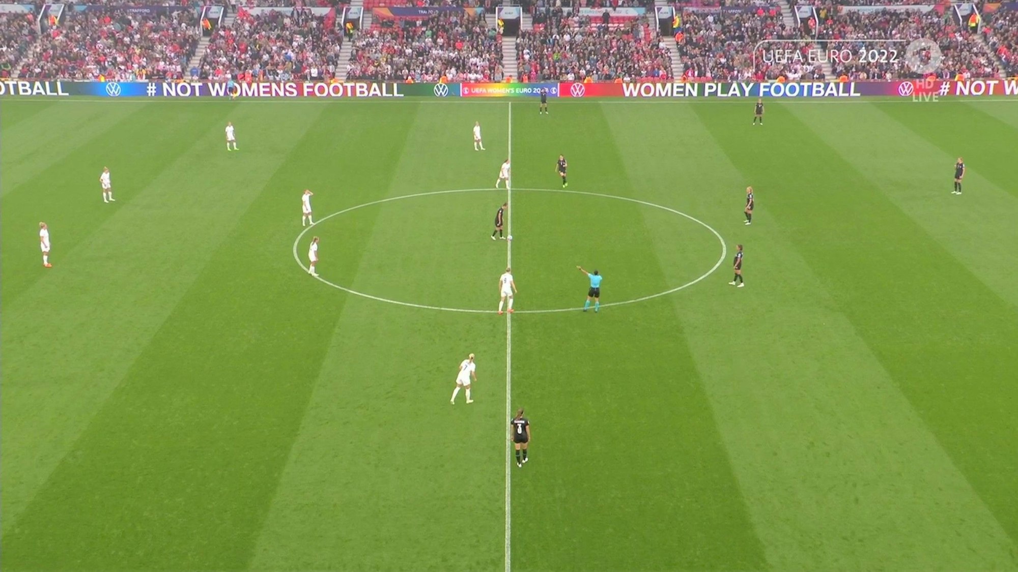 Screenshot des TV-Bildes der ARD beim Eröffnungsspiel der EM 2022 zwischen England und Österreich. Rund um das Spiel wurde der offizielle Titel der Frauen-Europameisterschaft diskutiert. 
