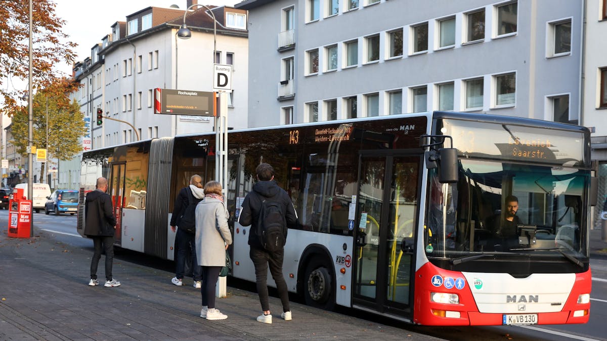 Das Foto aus dem Jahr 2020 zeigt eine KVB-Buslinie an einer Haltestelle in Köln.