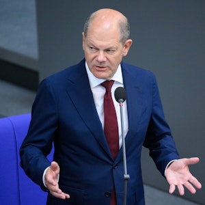 Bundeskanzler Olaf Scholz (SPD) sprach am 6. Juli 2022 bei der Regierungsbefragung in der Plenarsitzung im Deutschen Bundestag.
