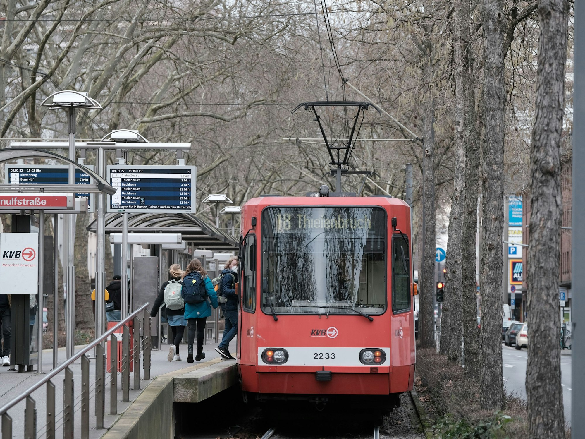 Die KVB-Linie 18 hält an der Haltestelle Arnulfstraße.