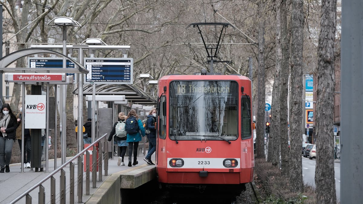 Die KVB-Linie 18 hält an der Haltestelle Arnulfstraße.